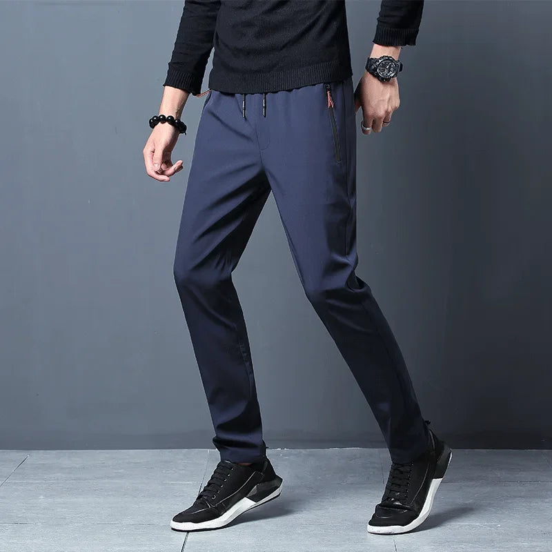 Pantaloni casual da uomo a gamba dritta, taglio slim, con elastico in vita